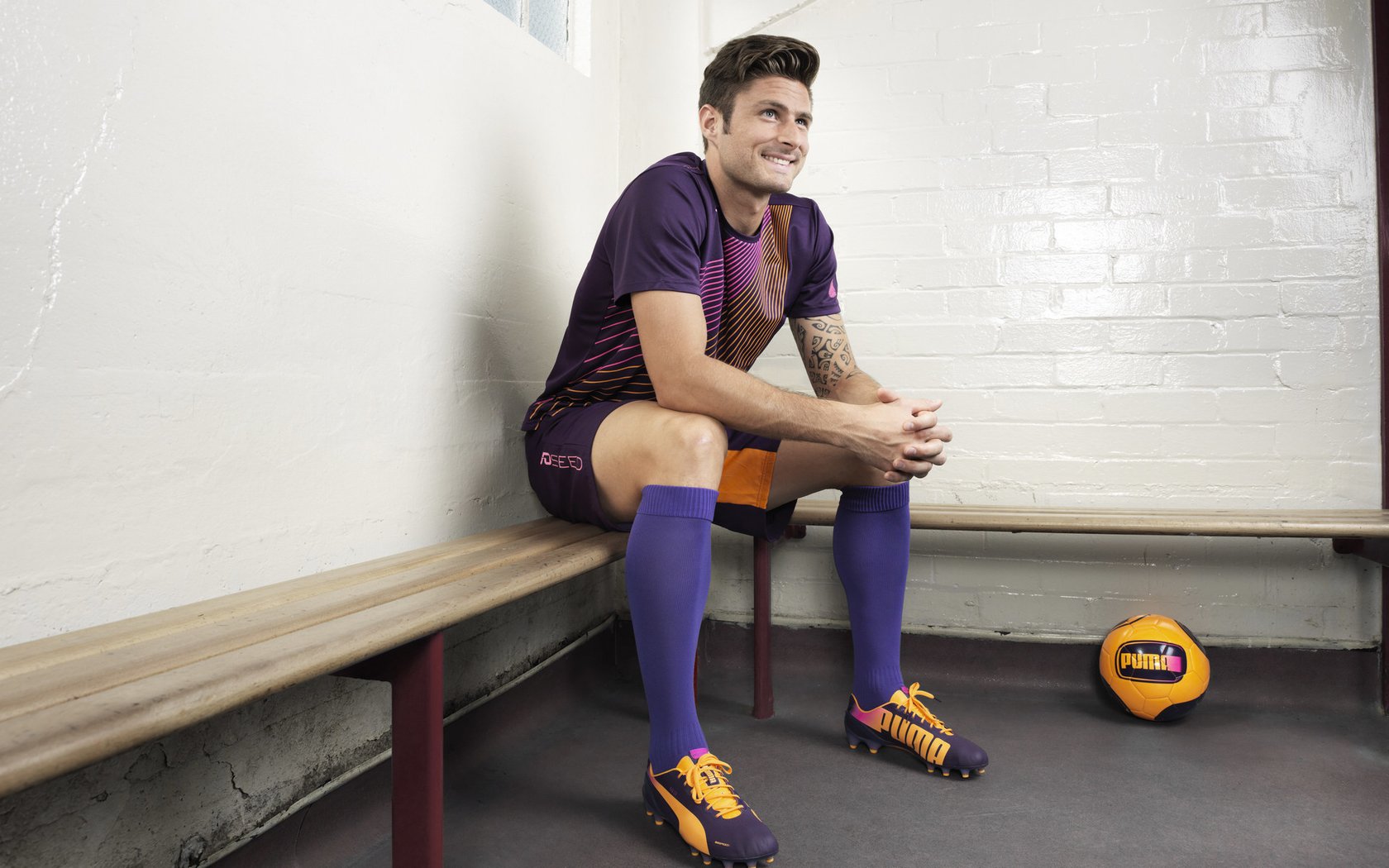 罗德里赛后谦逊发言登热搜，AC米兰鏖战那不勒斯引发热议